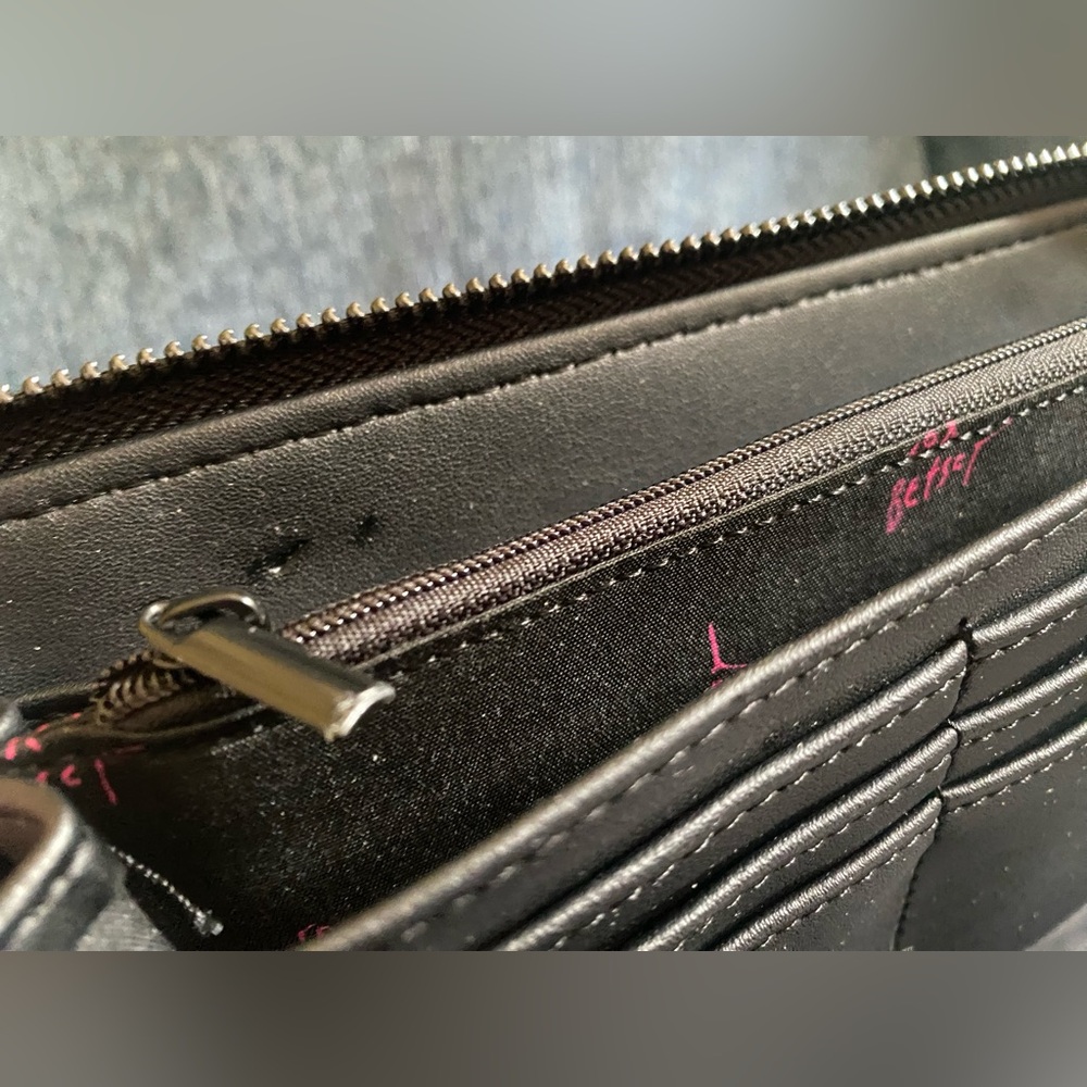 Betsey Johnson 🖤 Black 🖤 Quilted Wallet Size Handbag ✨ - Picture 7 of 8